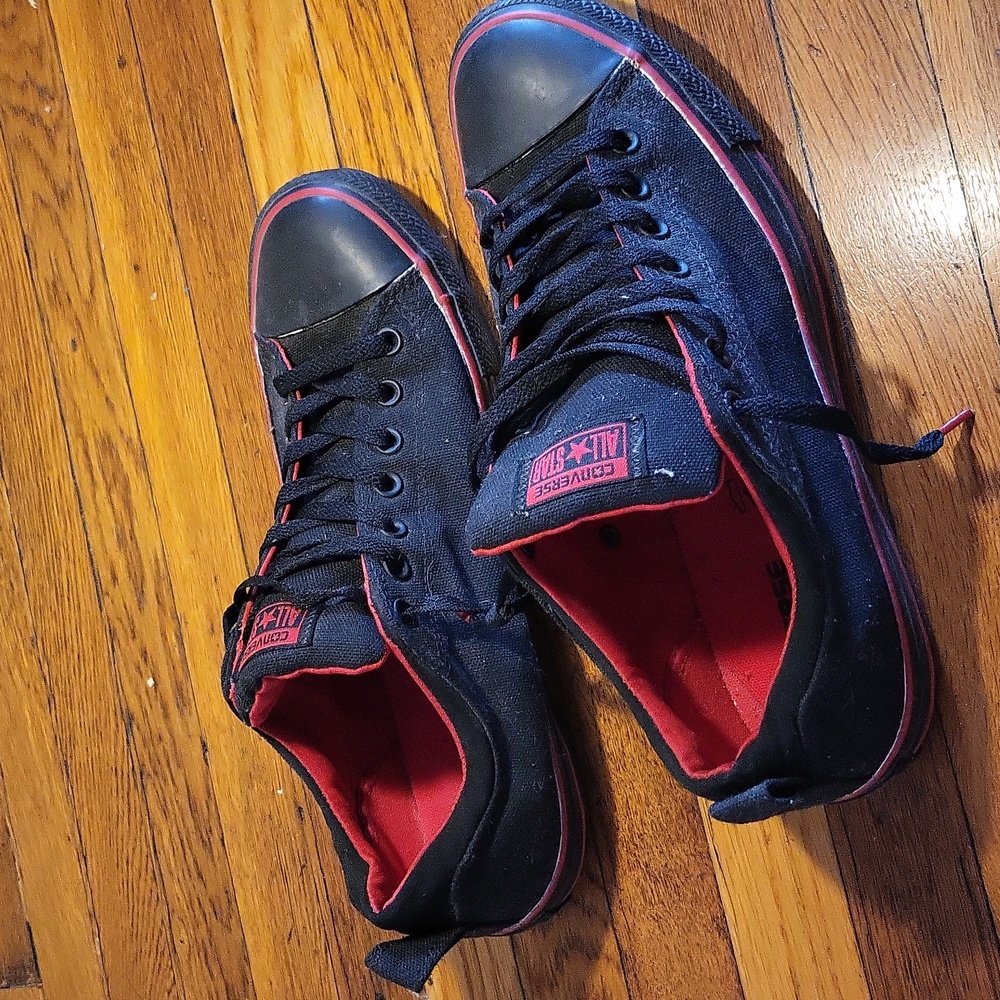 11 black/red converse all stars